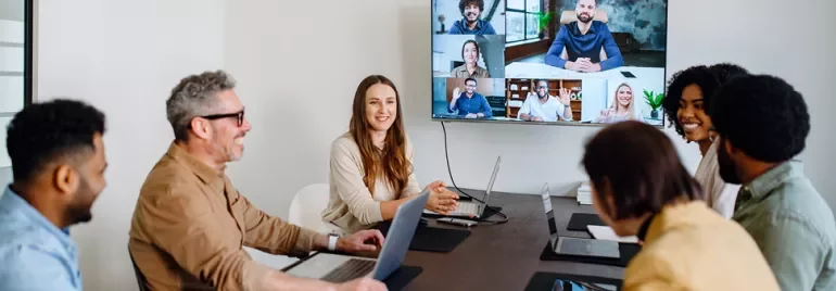 Reunión híbrida de equipo de profesionales.