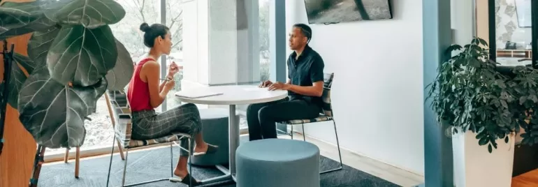 chico y chica haciendo una entrevista de trabajo