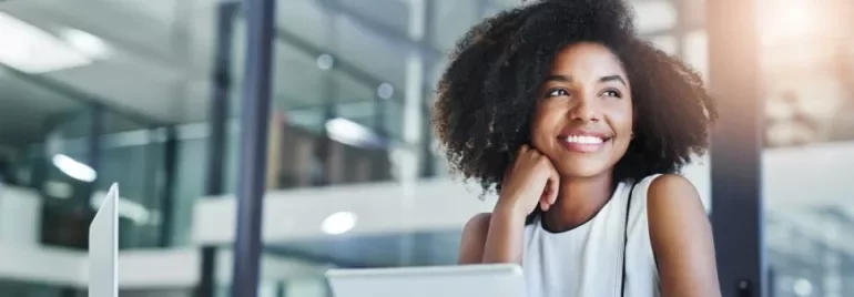 Mujer mirando hacia su futuro profesional