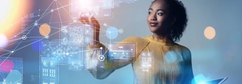 Mujer haciendo click en una pantalla virtual
