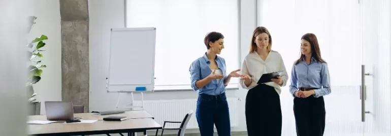 Profesionales reunidos revisando políticas salariales y gráficos de igualdad retributiva en un entorno corporativo moderno
