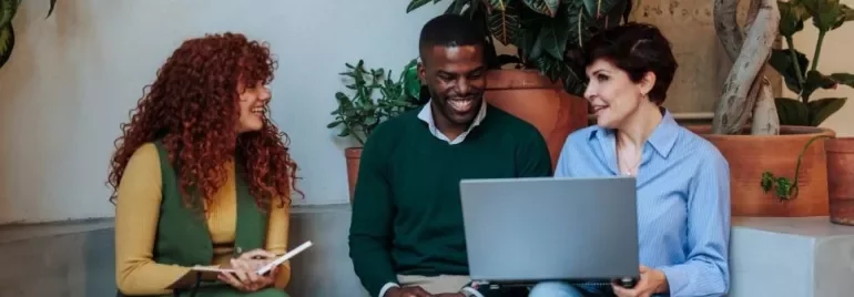compañeros de trabajo comentando una presentación en una oficina moderna