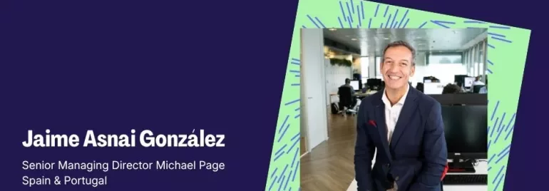 Retrato corporativo de un líder sentado en una oficina moderna de fondo.