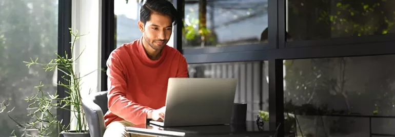 Profesional de recursos humanos o responsable de contratación analizando las tendencias de salarios y del mercado laboral en un entorno de oficina actual.