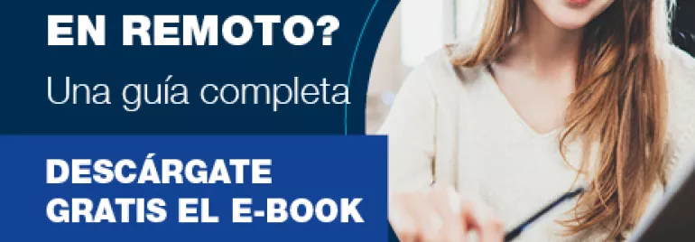 Persona de RRHH realizando una entrevista virtual.