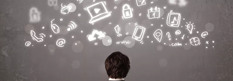 Persona mirando iconos digitales que flotan sobre un fondo gris.