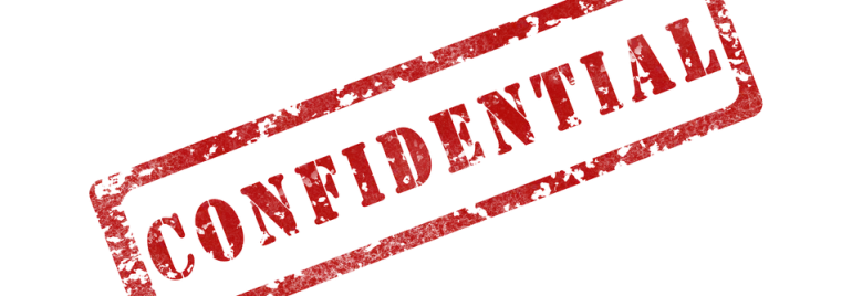 Sello rojo inclinado con la palabra CONFIDENTIAL en letras mayúsculas.