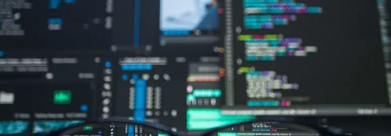 Pantalla con códigos y gráficos vista a través de gafas.