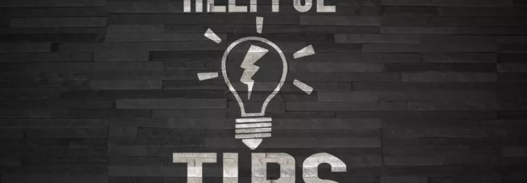 La imagen muestra un bombilla con texto: 'Consejos útiles' en una pared oscura.