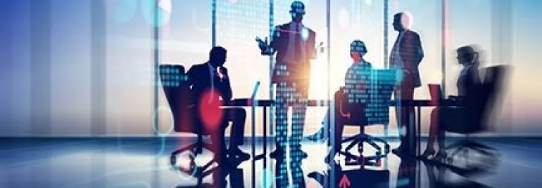 Personas en una reunión con gráficos virtuales en la pantalla.