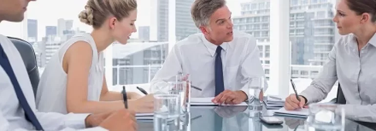 Reunión de negocios en una oficina con vista a la ciudad.