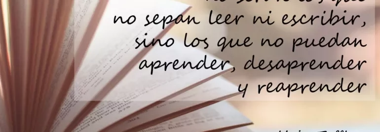 Libro abierto con cita de Alvin Toffler sobre aprender de nuevo.