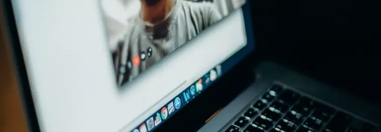 Videollamada en computadora portátil.