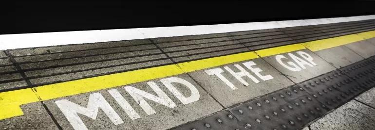 Texto en el suelo de una estación de metro: 'Mind the Gap'