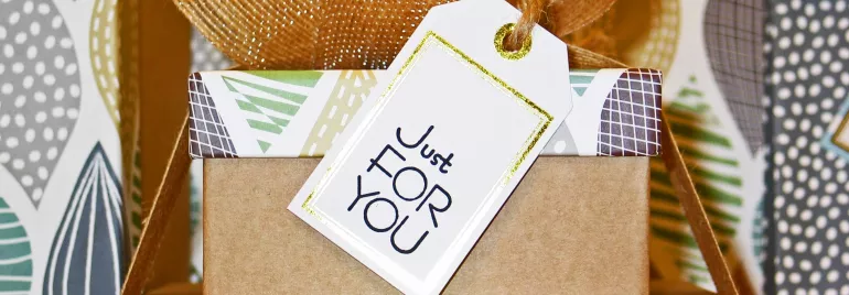 Cajas de regalo apiladas con etiqueta que dice 'Just For You'.