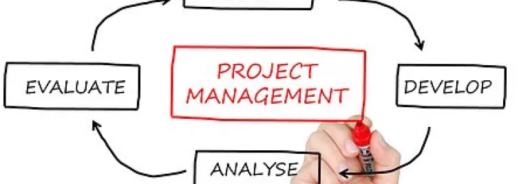 Diagrama de gestión de proyectos con flechas y palabras clave.