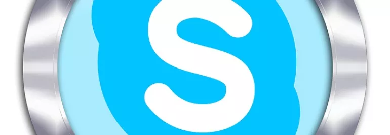 Logotipo azul con una 'S' blanca en un marco metálico.