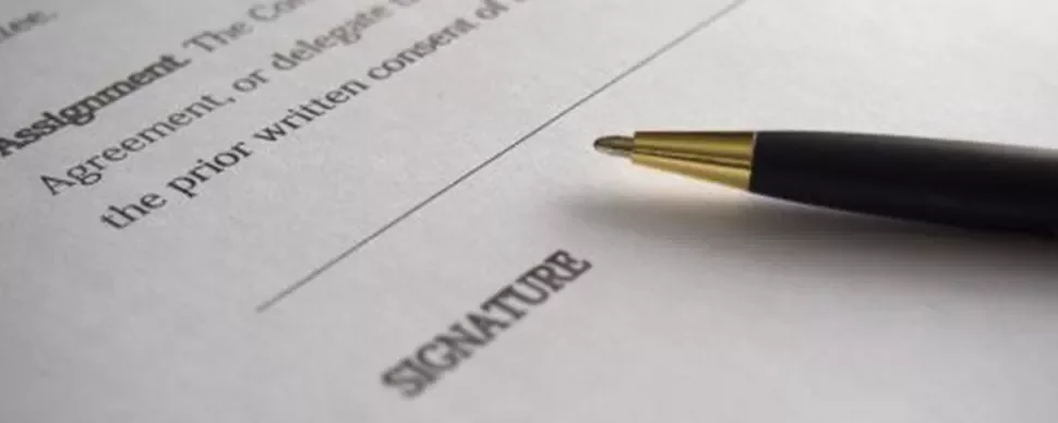 Un bolígrafo sobre un contrato con espacio para la firma.