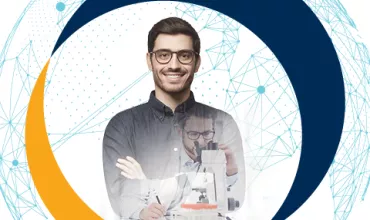Persona sonriendo con gafas, superpuesta en imagen de trabajo con microscopio, fondo con gráficos abstractos.