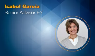 Isabel García, Asesora Senior en EY, sobre fondo azul.