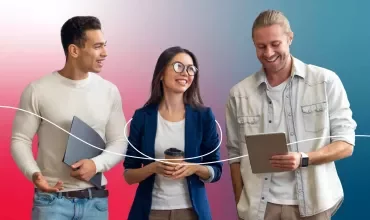 Tres personas sonríen mientras sostienen dispositivos electrónicos.