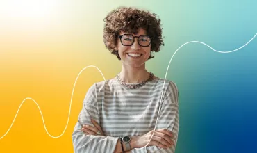 Persona con gafas y cabello rizado, fondo degradado colorido.