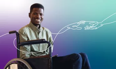 Persona sonriendo en una silla de ruedas con fondo colorido.