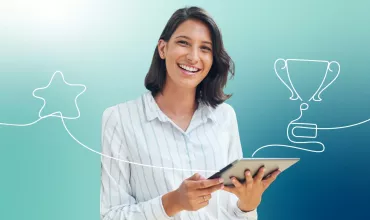 Persona sonriente sosteniendo una tableta frente a un fondo azul con ilustraciones de estrella y trofeo.