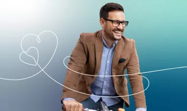 Persona sonriendo y montando bicicleta con fondo azul y líneas de corazón.