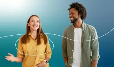 Dos personas conversando con fondo azul.
