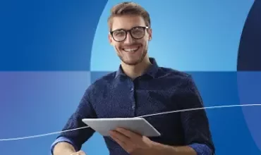 Banner promocional del Estudio de Remuneración 2026 que muestra un hombre sonriente
