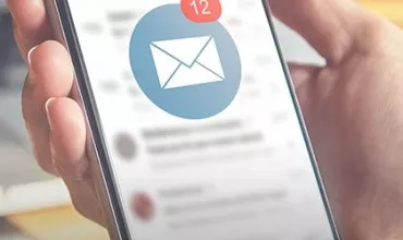 Mensaje nuevo: icono de sobre con 12 notificaciones en un celular