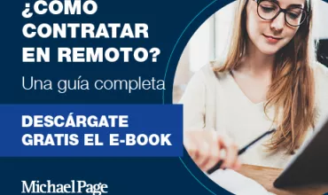 Persona de RRHH realizando una entrevista virtual.