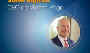 Retrato del CEO de Michael Page en un fondo azul.