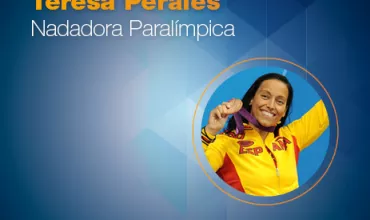 Teresa Perales sonríe con medalla y uniforme amarillo.
