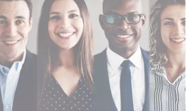 Retrato de cuatro personas sonriendo en una oficina.