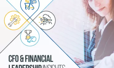 Mujer trabajando con gráficos, íconos de liderazgo financiero.