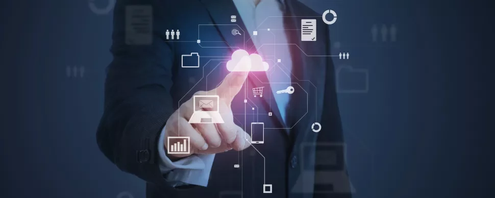 Persona interactuando con iconos digitales en nube
