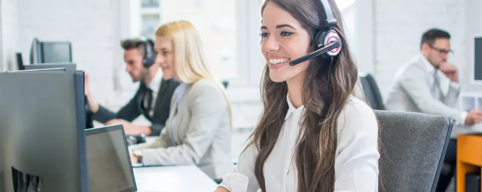Personas trabajando en un centro de atención al cliente.