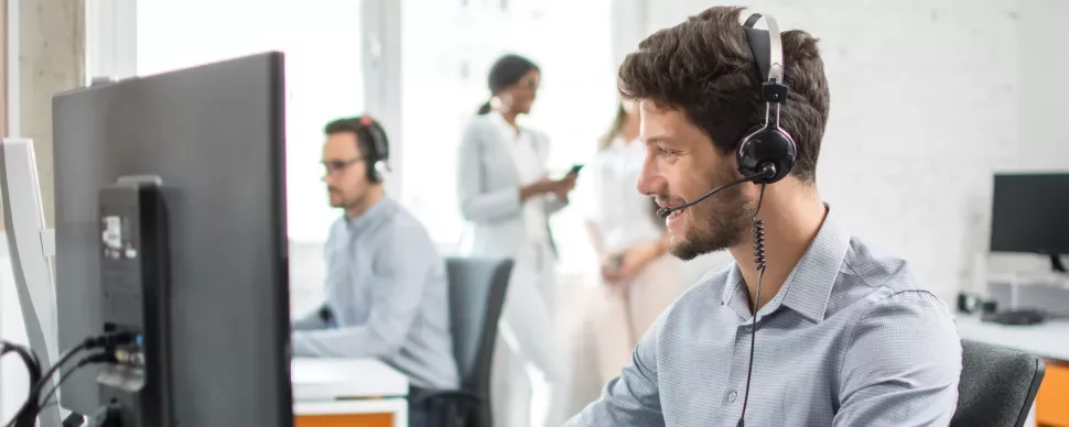 Hombre con audífonos trabajando en oficina