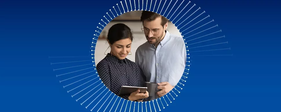Dos personas mirando una tableta, sobre un fondo azul.
