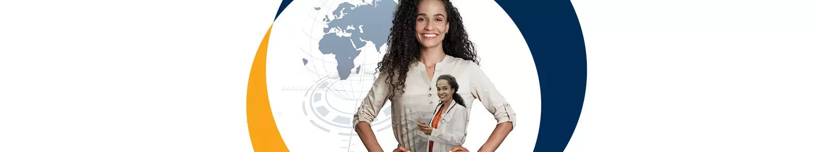 Mujer sonriendo con un fondo de globo terráqueo.