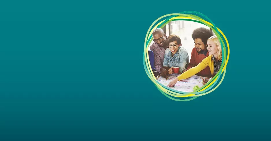 Grupo de personas colaborando en un proyecto creativo.