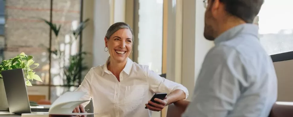 Una mujer haciendo una entrevista de trabajo a un hombre