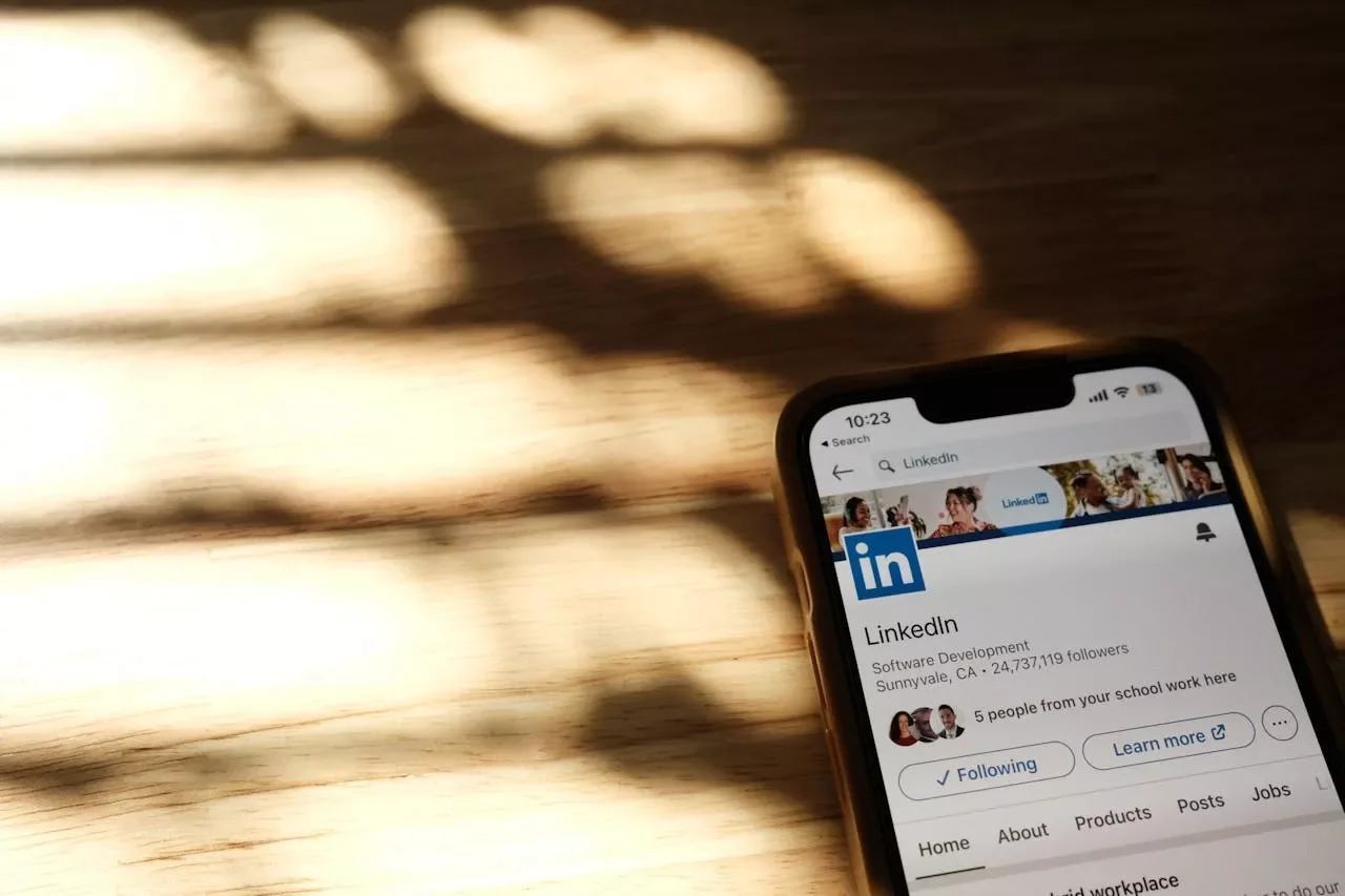 Captura de pantalla de un perfil de LinkedIn bien estructurado en un entorno profesional.