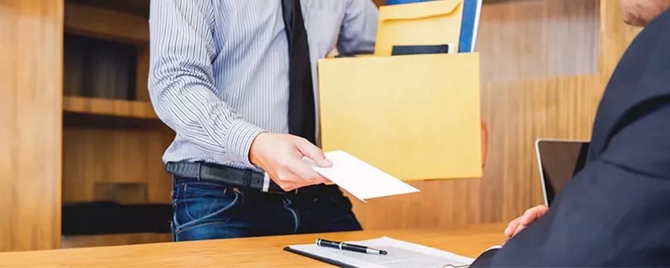 Hombre dando una carta de renuncia voluntaria a su jefe