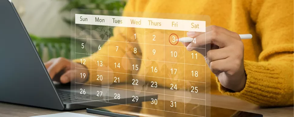 mujer marcando un día festivo en un calendario laboral virtual