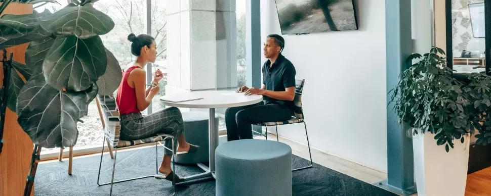 chico y chica haciendo una entrevista de trabajo