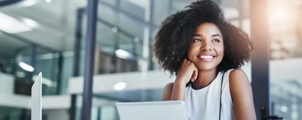 Mujer mirando hacia su futuro profesional