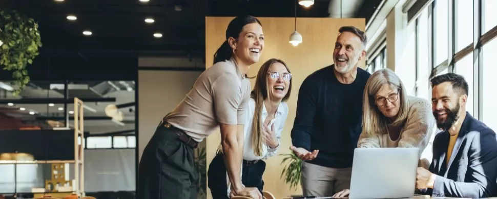 equipo de trabajo diverso sonriente y contento